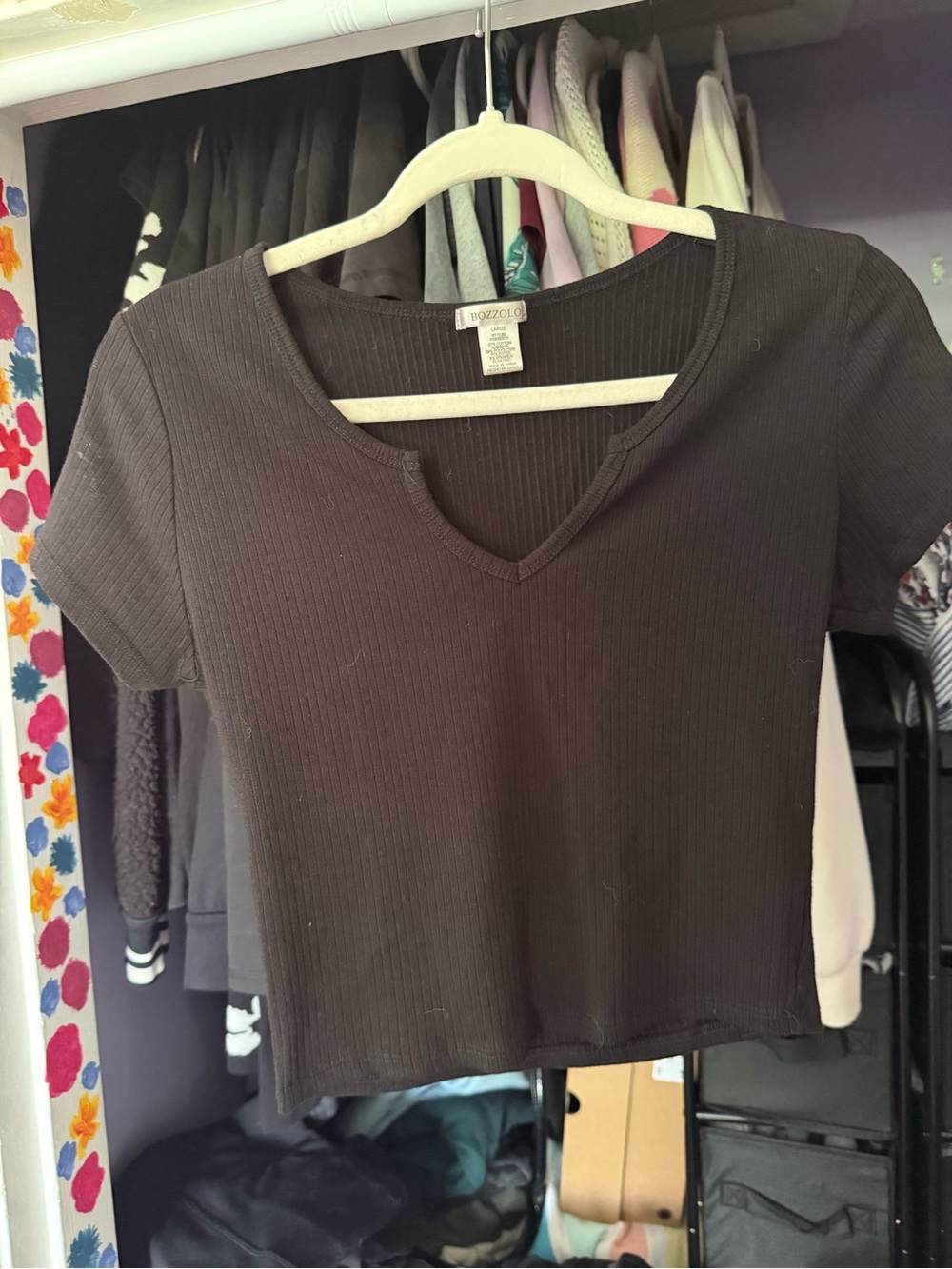 Bozzolo Black Ribbed V-Neck Cropped Tee